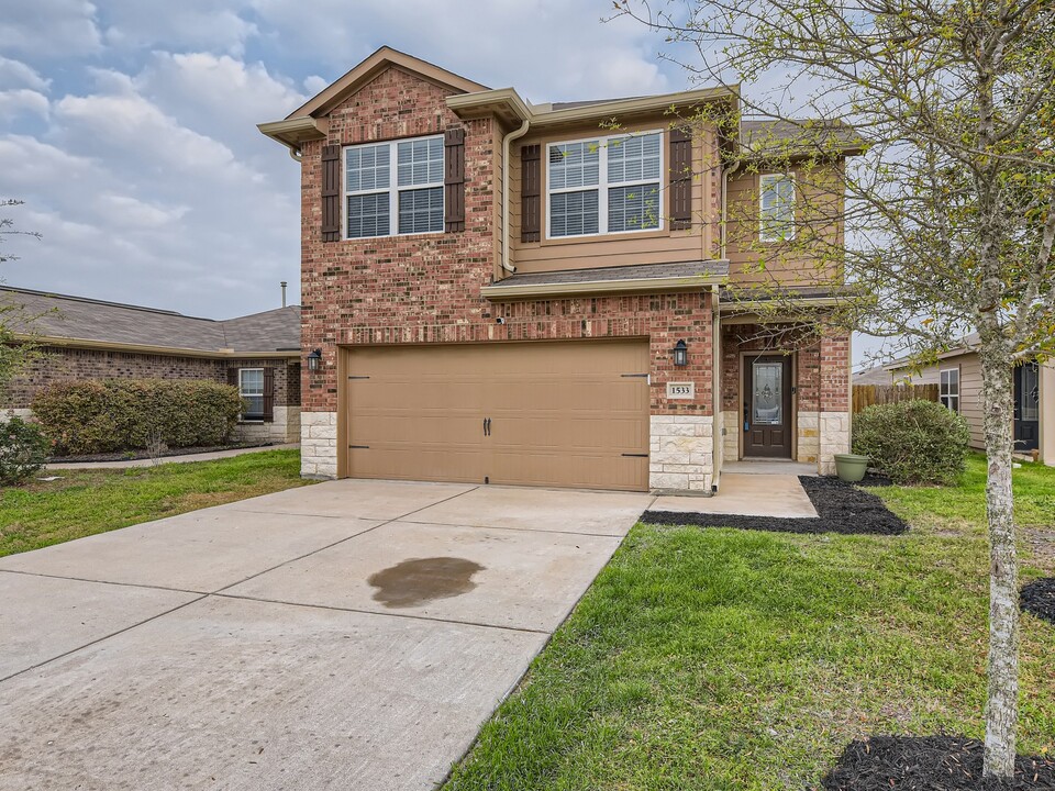 1533 Treeta Trl in Kyle, TX - Building Photo