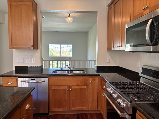 180 Oberg Ct in Mountain View, CA - Building Photo - Building Photo
