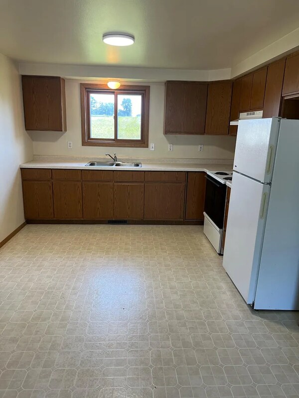 502 N Steven Ave in Greenwood, WI - Foto de edificio - Building Photo