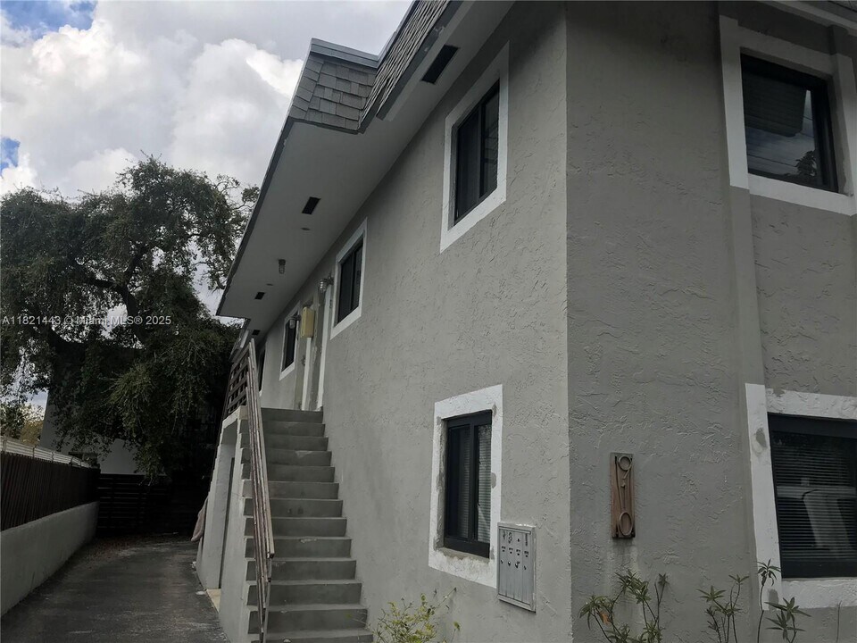 910 SW 4th Ave in Miami, FL - Building Photo