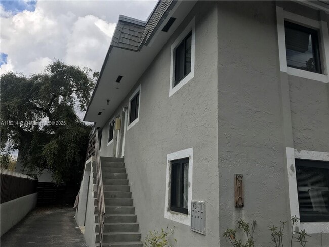 property at 910 SW 4th Ave