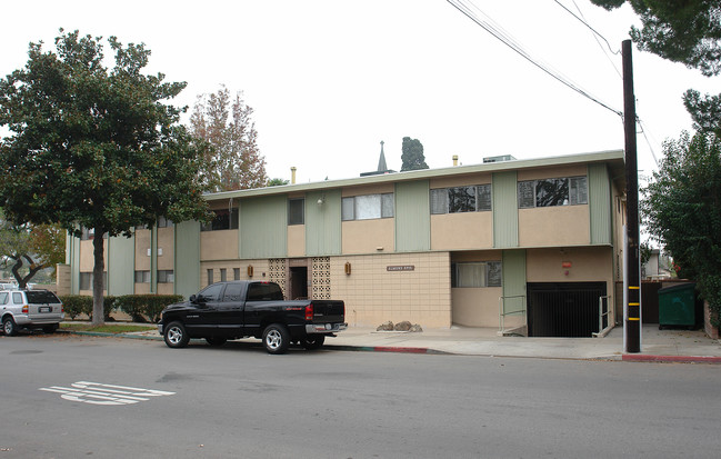 Almond Apartments in Orange, CA - Foto de edificio - Building Photo