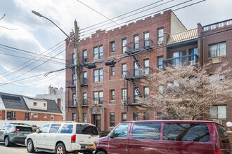42-62 157th St in Flushing, NY - Foto de edificio - Building Photo