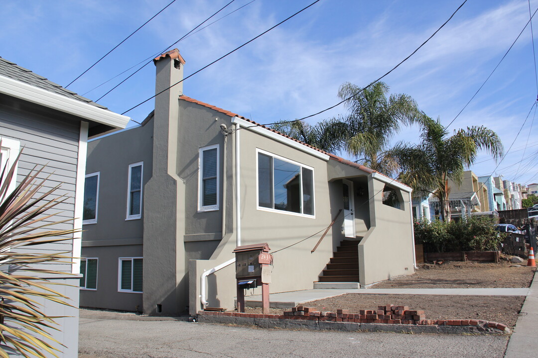 2433 Renwick St in Oakland, CA - Foto de edificio