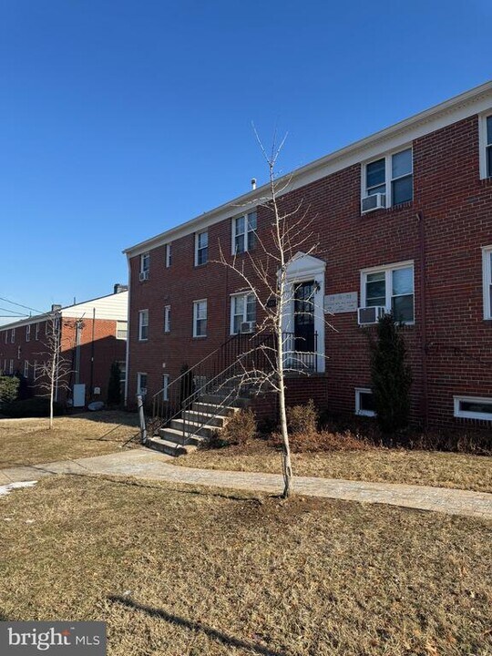 131 S Courthouse Rd in Arlington, VA - Building Photo
