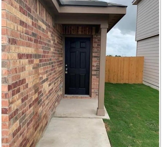 213 Cres Park Dr in Jarrell, TX - Building Photo - Building Photo