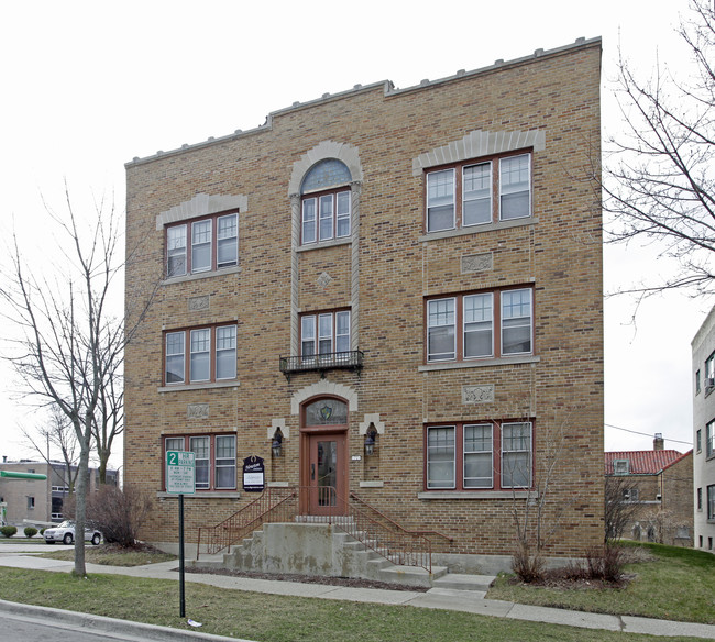 Newton Apartments in Milwaukee, WI - Foto de edificio - Building Photo