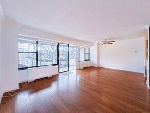44 Strawberry Hill Ave in Stamford, CT - Building Photo - Building Photo