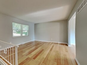 1105 NW Canterbury Rd in Blue Springs, MO - Building Photo - Building Photo