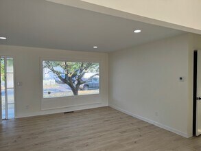 430 SE 153rd Ave in Portland, OR - Foto de edificio - Building Photo