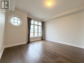 2160 Trafalgar Rd in Oakville, ON - Building Photo - Building Photo