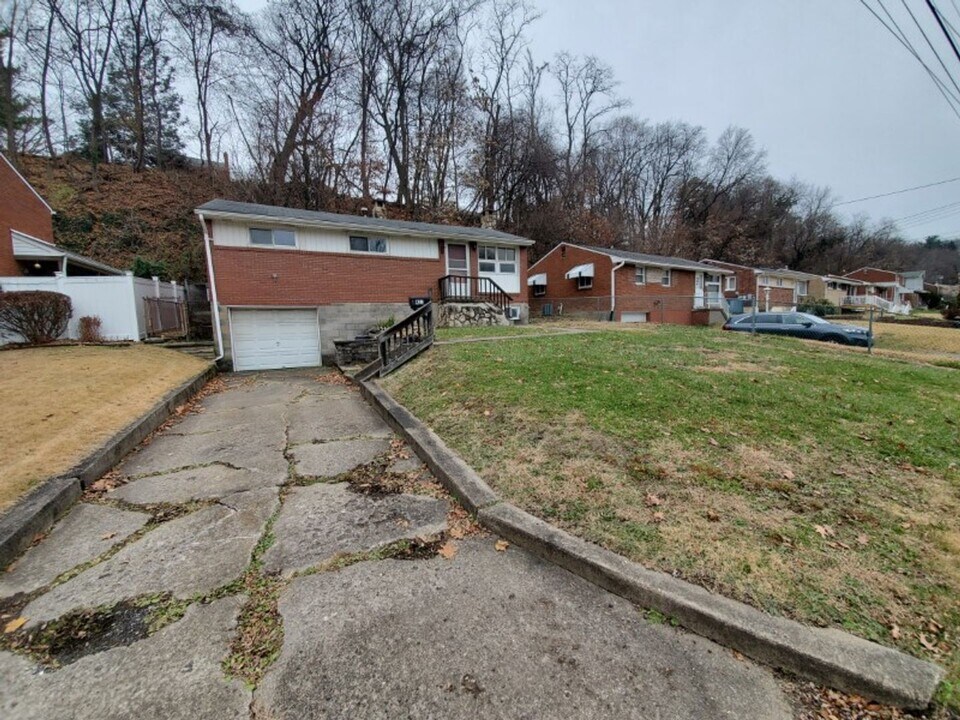 452 Janice Dr in Pittsburgh, PA - Building Photo