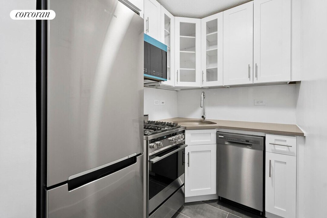 520 E 81st St in New York, NY - Building Photo