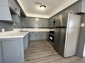 2526 Louise St in Denton, TX - Building Photo
