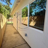 1231 1/2 Eunice Dr in Woodland, CA - Building Photo