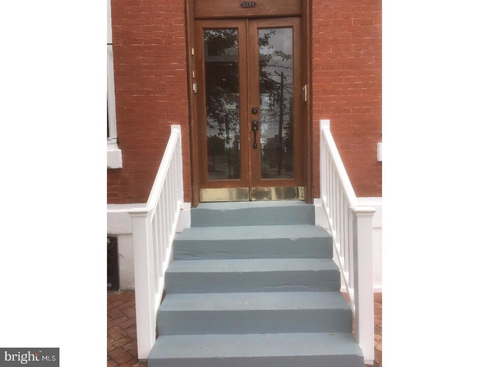 3711 Lancaster Ave in Philadelphia, PA - Building Photo