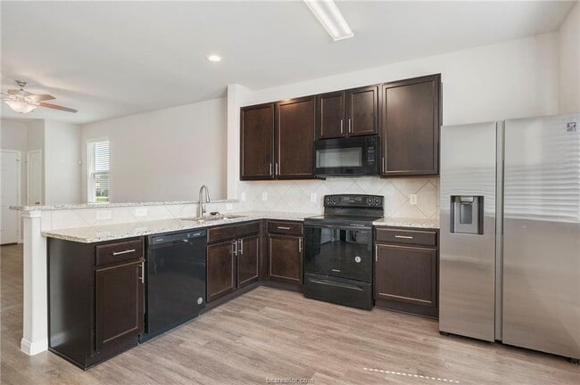 994 Crossing Dr in Bryan, TX - Building Photo - Building Photo