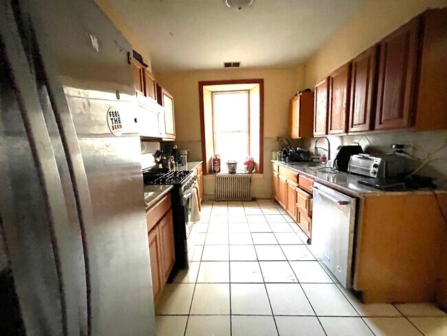 688 Parker St, Unit 2 in Boston, MA - Foto de edificio - Building Photo