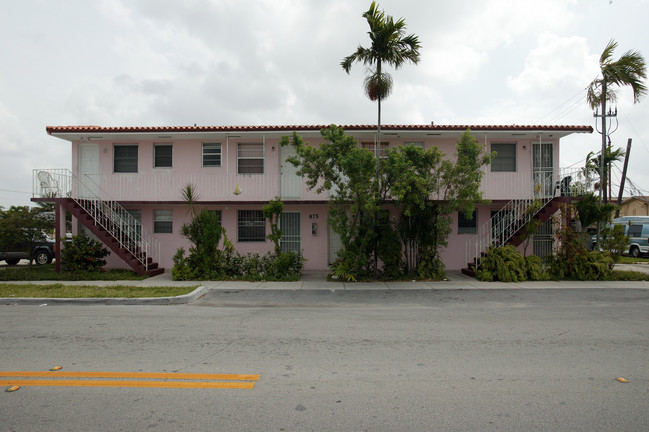 875 W 2nd Ave in Hialeah, FL - Foto de edificio - Building Photo