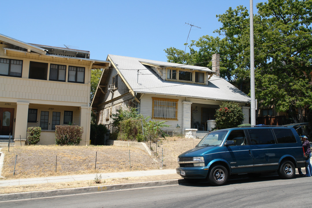 2777 Francis Ave in Los Angeles, CA - Building Photo