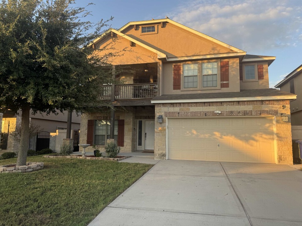 215 Washingtonia Drive in Laredo, TX - Building Photo