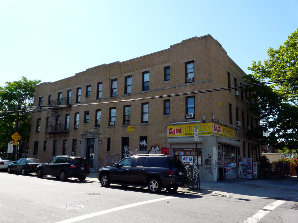 2108 Chatterton Ave in Bronx, NY - Foto de edificio