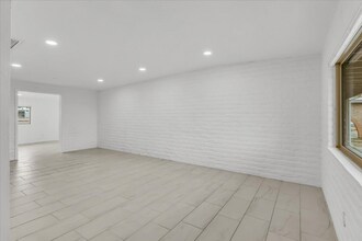 7651 E Mary Dr in Tucson, AZ - Foto de edificio - Building Photo