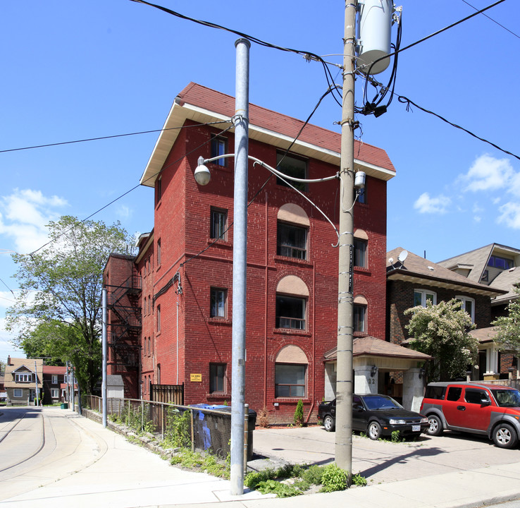 Robina Suites in Toronto, ON - Building Photo