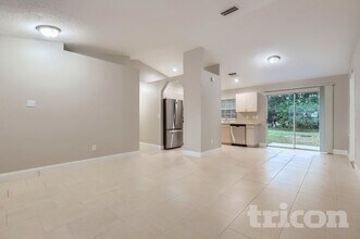 2527 Orange Ave in Mims, FL - Foto de edificio - Building Photo