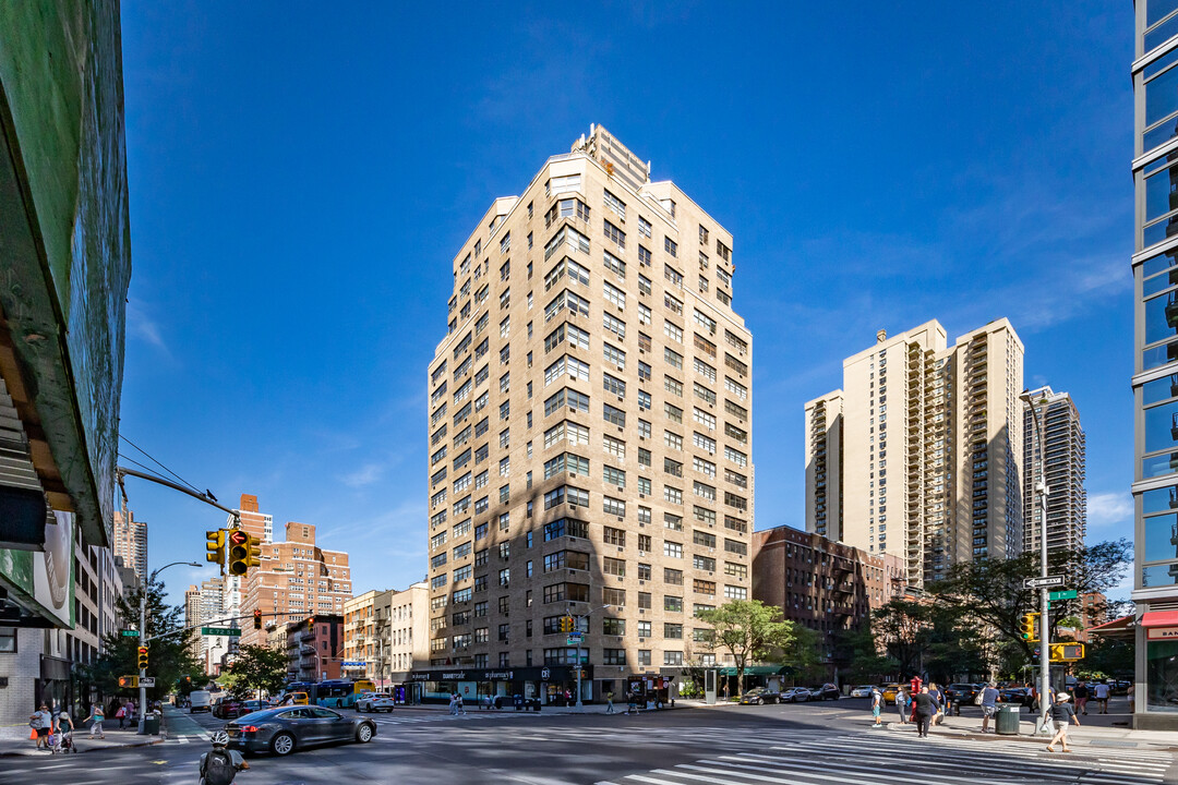 399 E 72nd St. in New York, NY - Building Photo