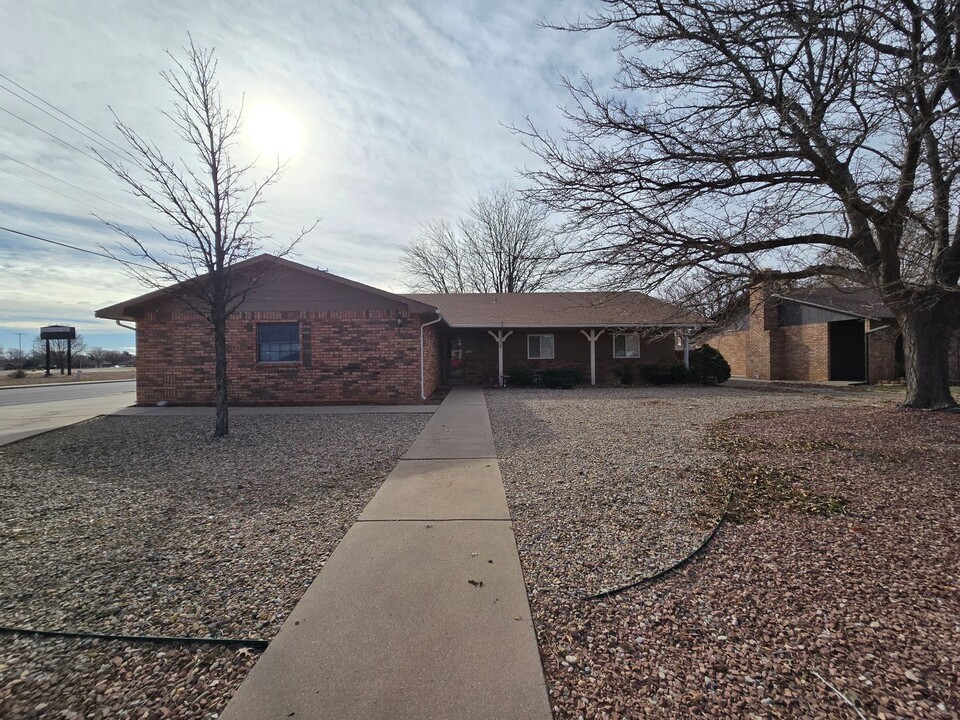 2129 Jonquil Park Dr in Clovis, NM - Building Photo