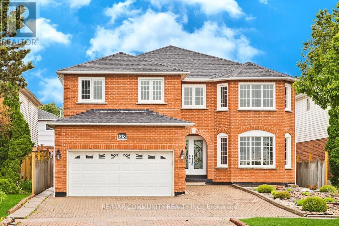 878 Grandview St N in Oshawa, ON - Building Photo