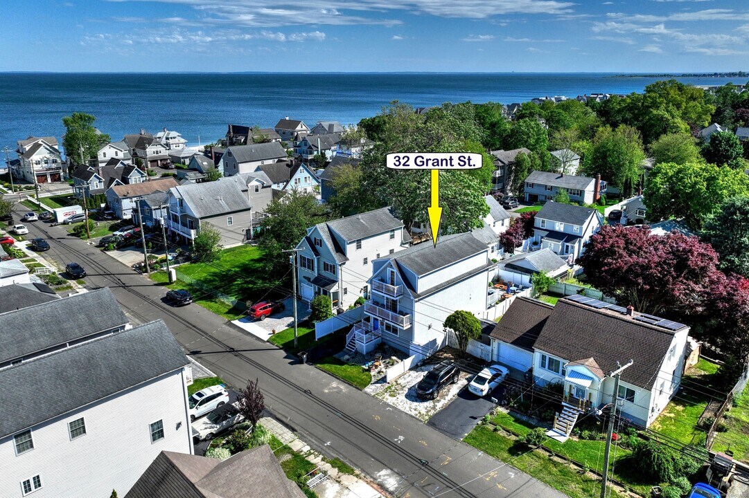 32 Grant St in Milford, CT - Building Photo
