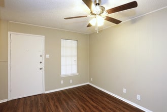 University Courtyard in Waco, TX - Building Photo - Interior Photo