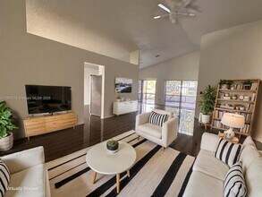 104 Executive Cir in Boynton Beach, FL - Building Photo - Building Photo