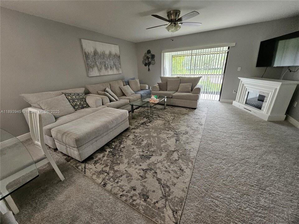 8600 NW 34th Pl in Sunrise, FL - Building Photo