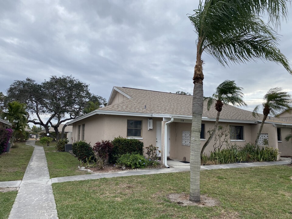 27671 Arroyal Rd, Unit #114 in Bonita Springs, FL - Foto de edificio