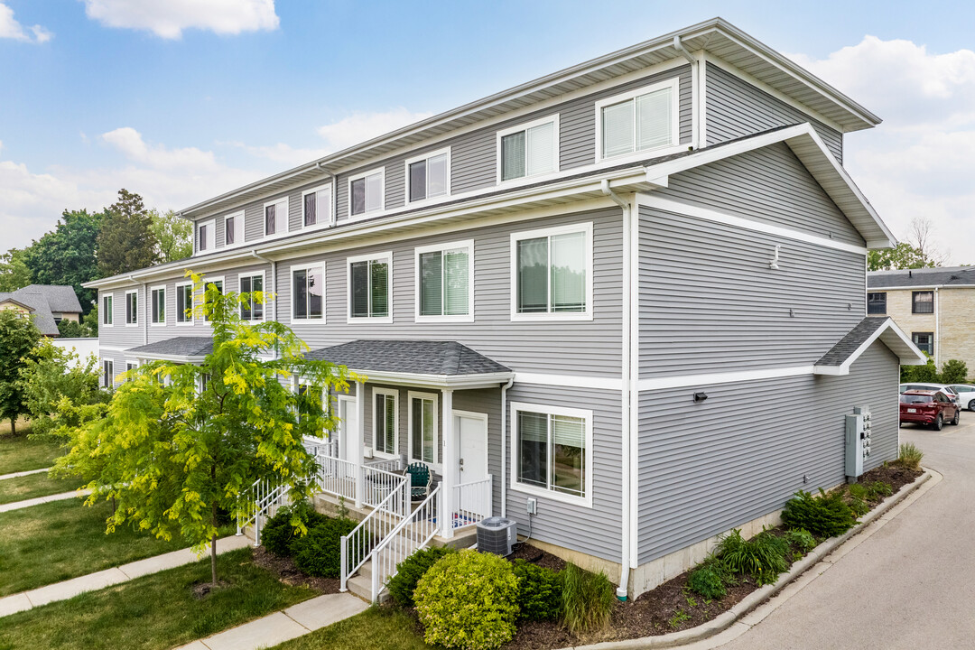 Campus Edge Apartments in Whitewater, WI - Foto de edificio