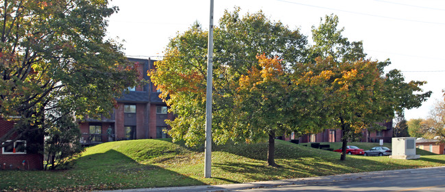 Collegeview Apartments in Whitby, ON - Building Photo - Building Photo