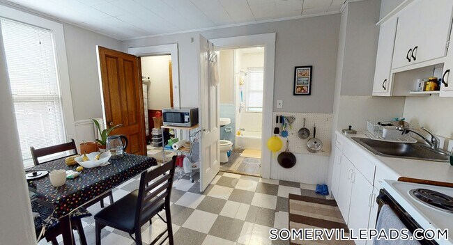 8 A Forest St in Cambridge, MA - Building Photo - Building Photo