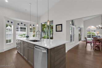 2124 Paget Cir in Naples, FL - Foto de edificio - Building Photo