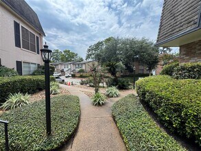 1807 Stoney Brook Dr in Houston, TX - Building Photo - Building Photo