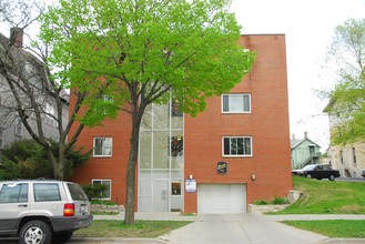 1620 N Marshall St in Milwaukee, WI - Foto de edificio - Building Photo