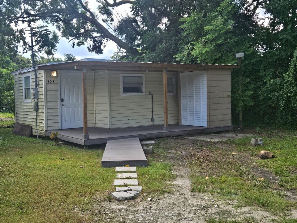 308 Petteway Dr in Lakeland, FL - Building Photo