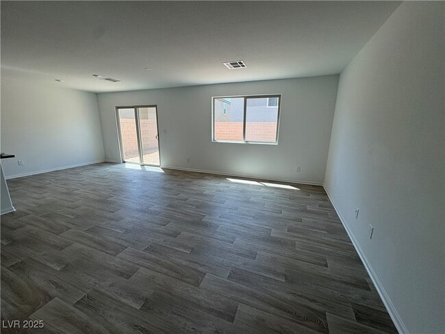 6053 Swift Lariat St in Las Vegas, NV - Building Photo - Building Photo