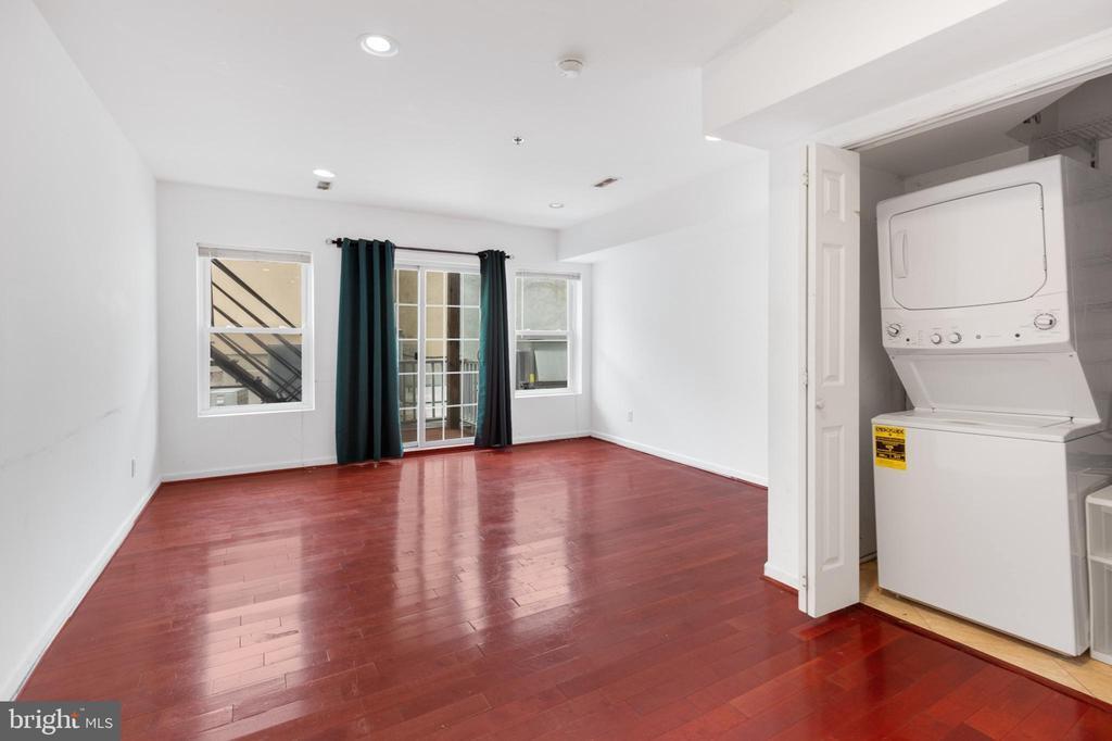 5 W Girard Ave in Philadelphia, PA - Building Photo