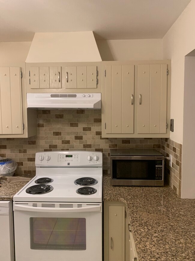 134 Amberly Dr, Unit J in Englishtown, NJ - Building Photo - Building Photo