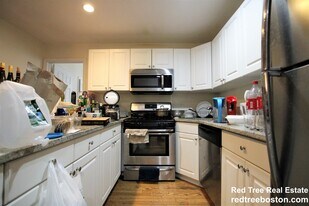 324 St Paul St, Unit 6 in Brookline, MA - Building Photo