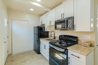 1174 Sea Strand Ln in San Diego, CA - Foto de edificio - Building Photo