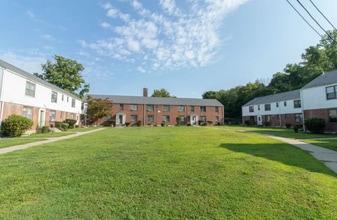 35 Nob Hill Cir in Bridgeport, CT - Building Photo - Building Photo